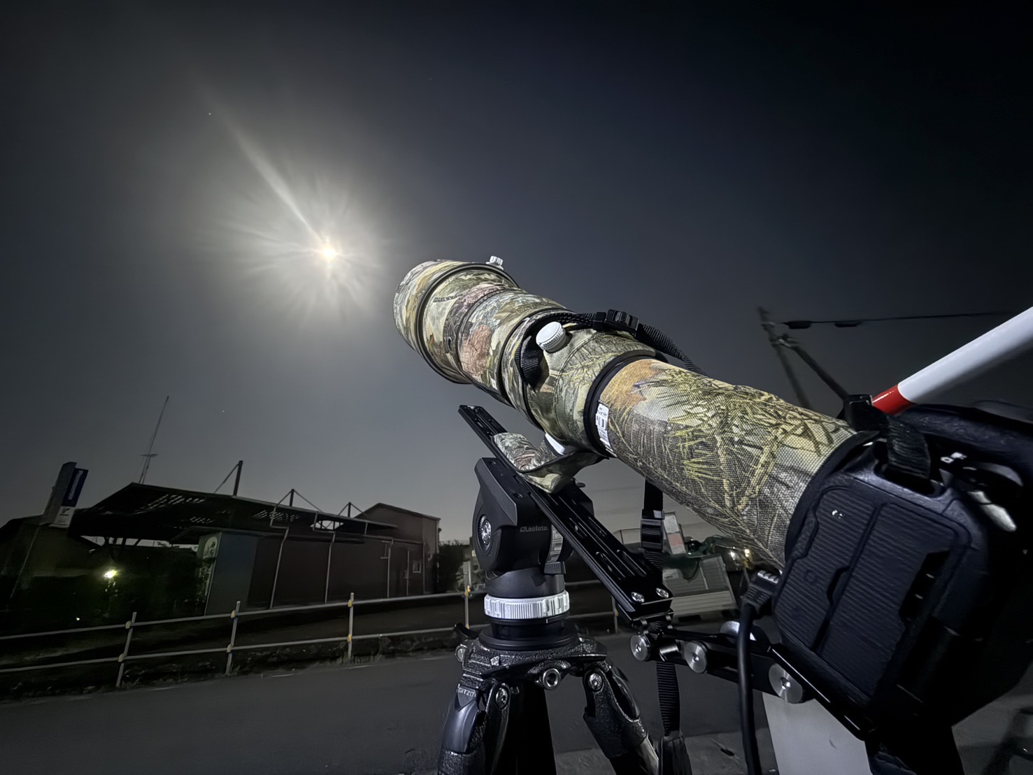 満月と会長が使用する超大型レンズのカメラ